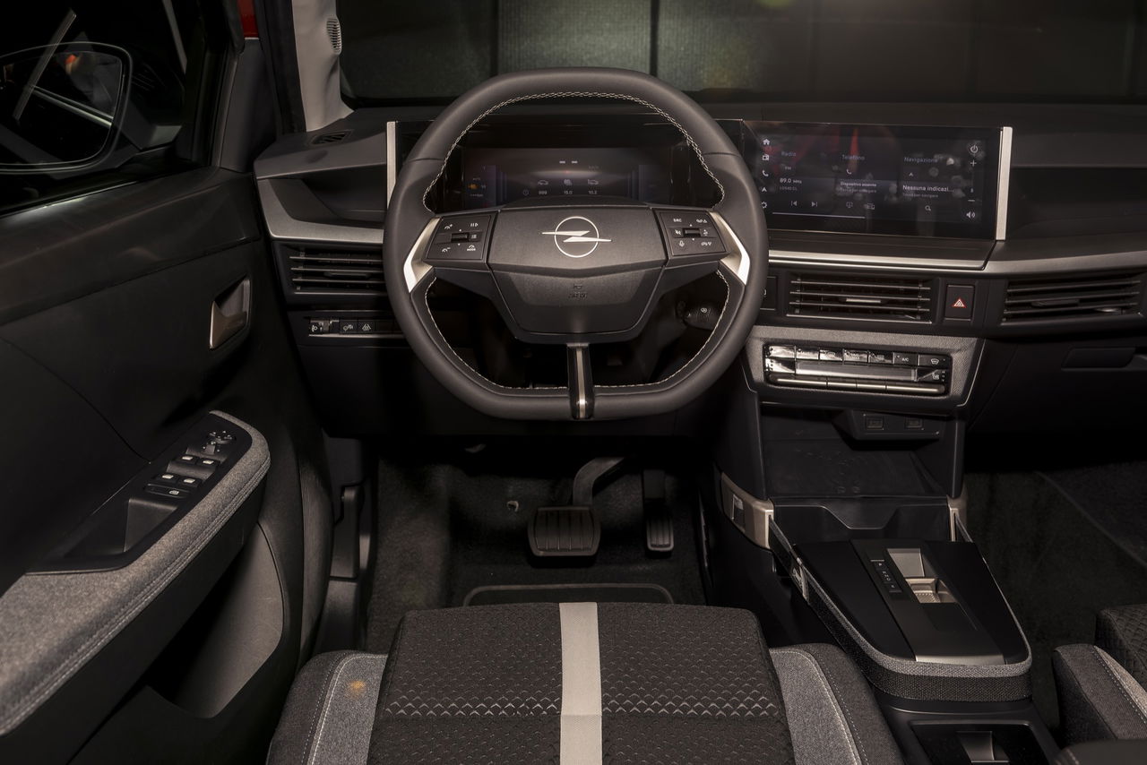 Vista del habitáculo del Opel Frontera 2024, destacando su ergonomía y acabados.