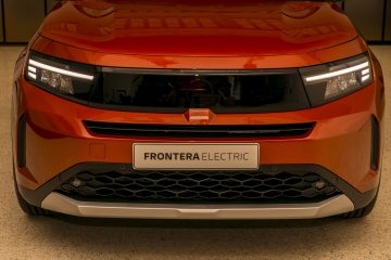 Vista frontal del Opel Frontera 2024 destacando su robusta parrilla y faros LED