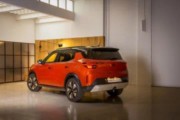 Trasera y lateral del Opel Frontera 2024, demostrando su diseño robusto y moderno.