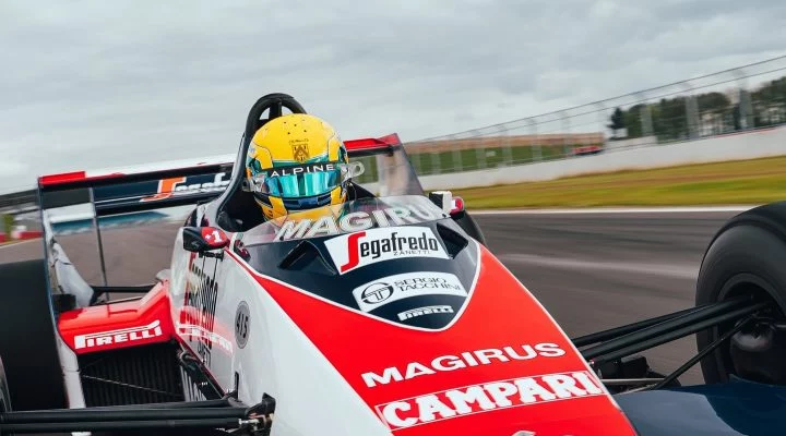 Pierre Gasly al volante de un icónico Toleman, rememorando a Senna.