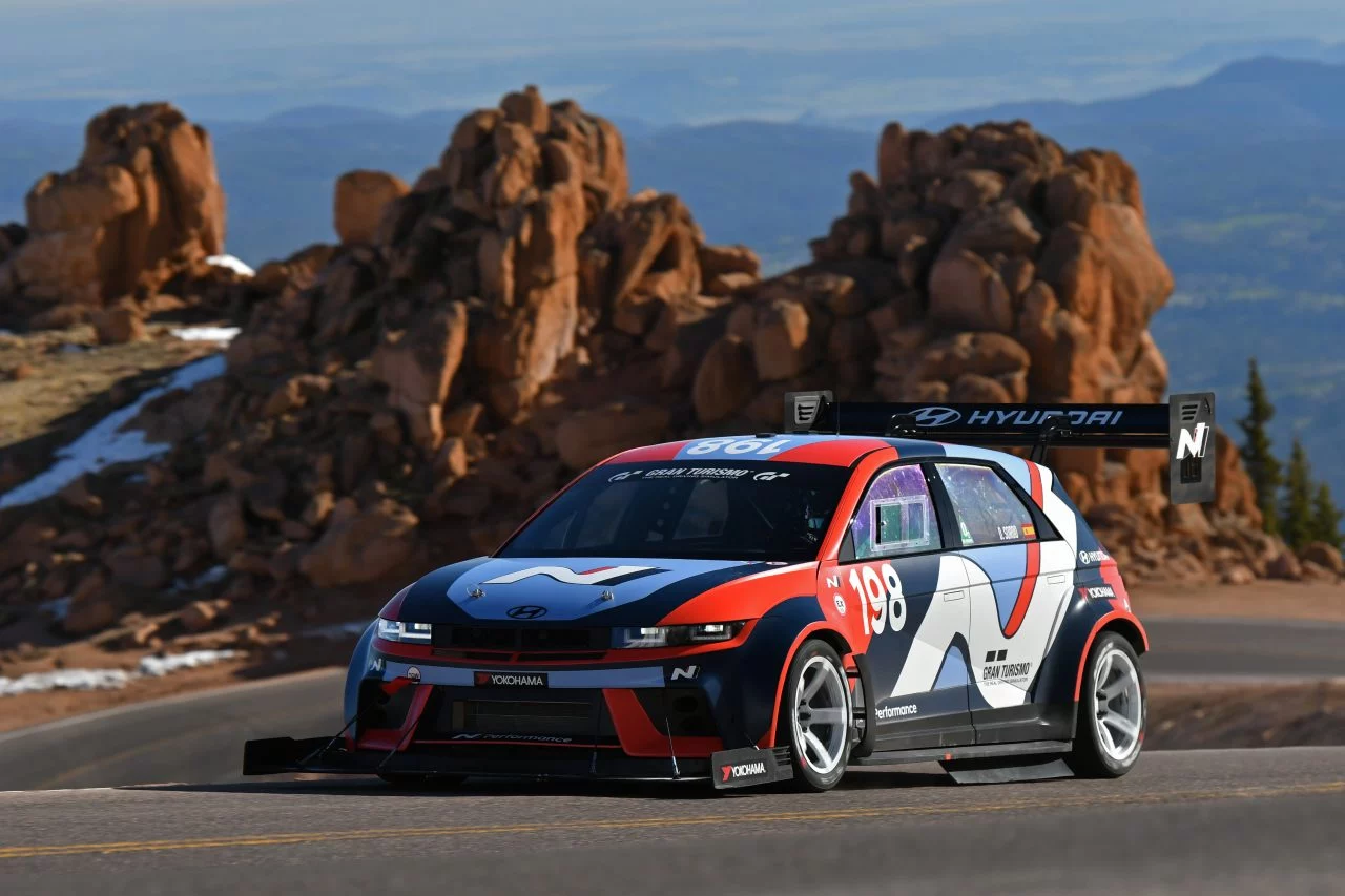 Hyundai en acción durante Pikes Peak 2024, mostrando su dinamismo en curva