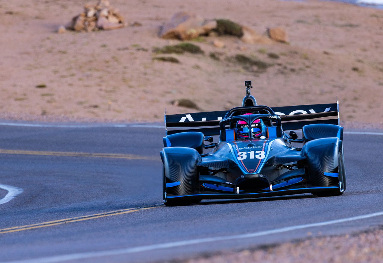 Dumas afronta curva vertiginosa en Pikes Peak con maestría