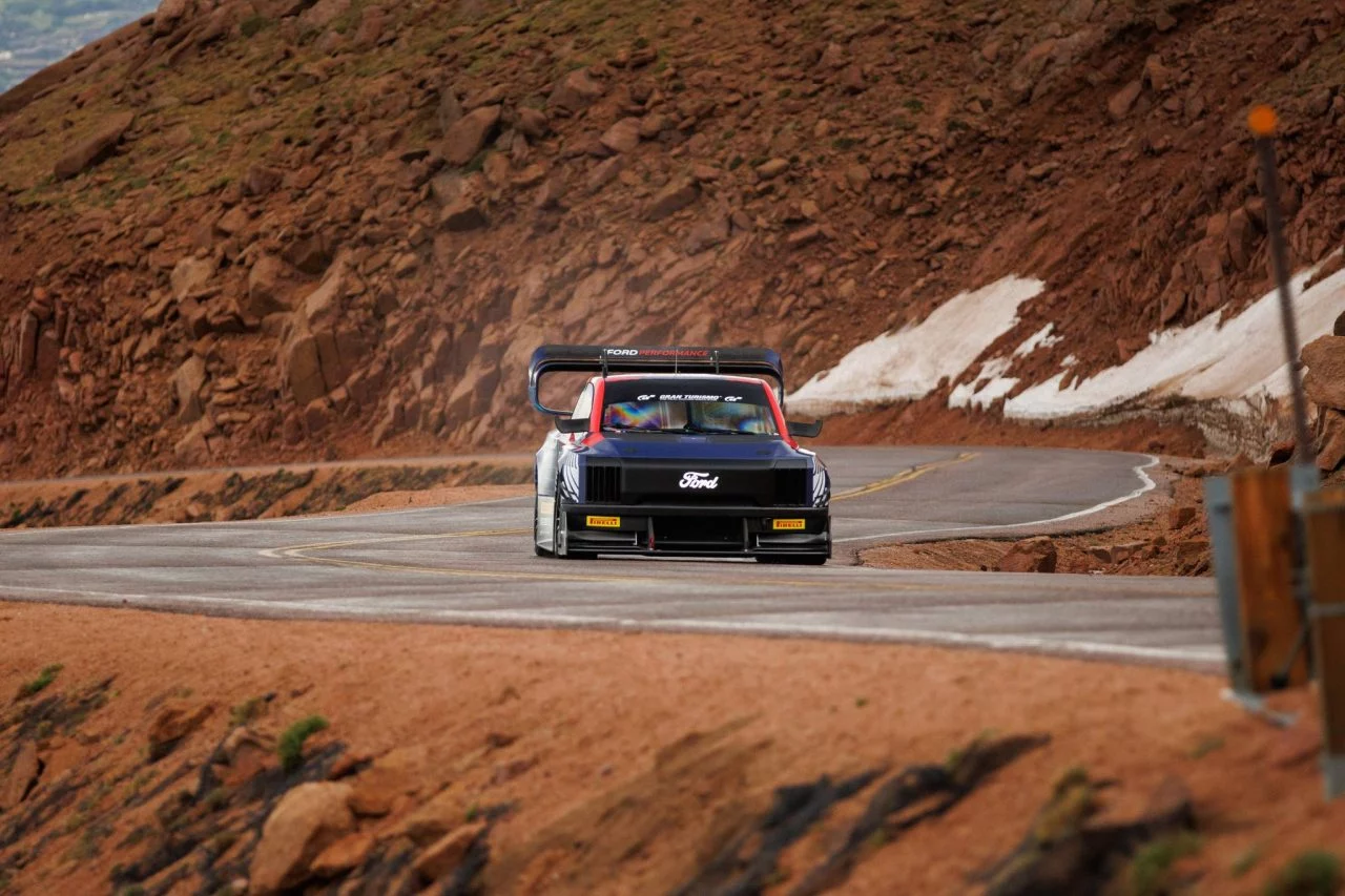 Vehículo compitiendo en Pikes Peak, mostrando destreza y velocidad en curvas.