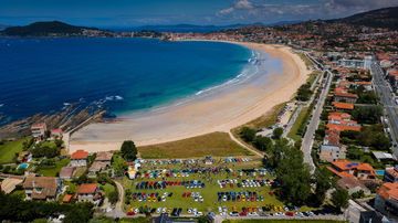 Una vista panorámica de la playa Rodosa, sin vehículos a la vista.