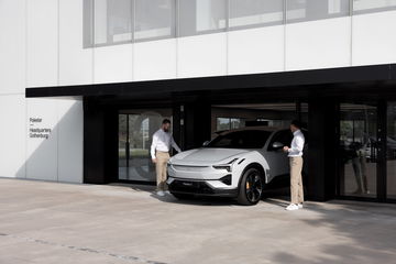 Polestar 3, el SUV eléctrico, recargándose en estación.