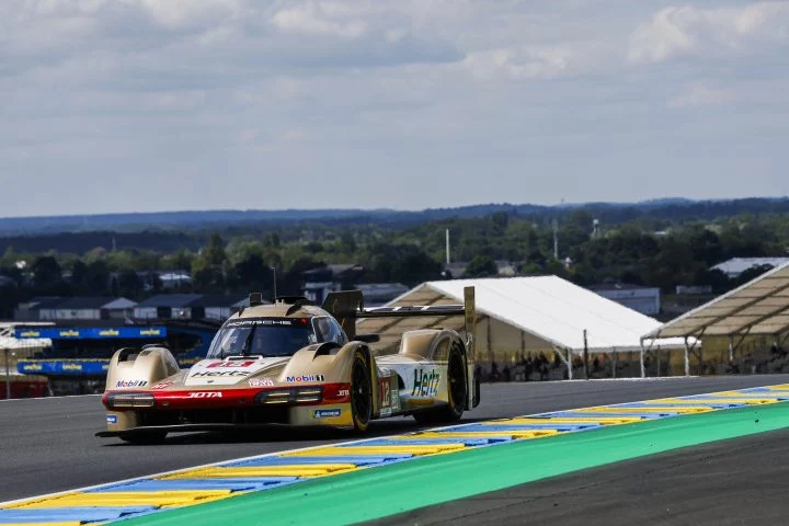 Porsche 963 de Hertz JOTA en acción, deslumbrante en Le Mans