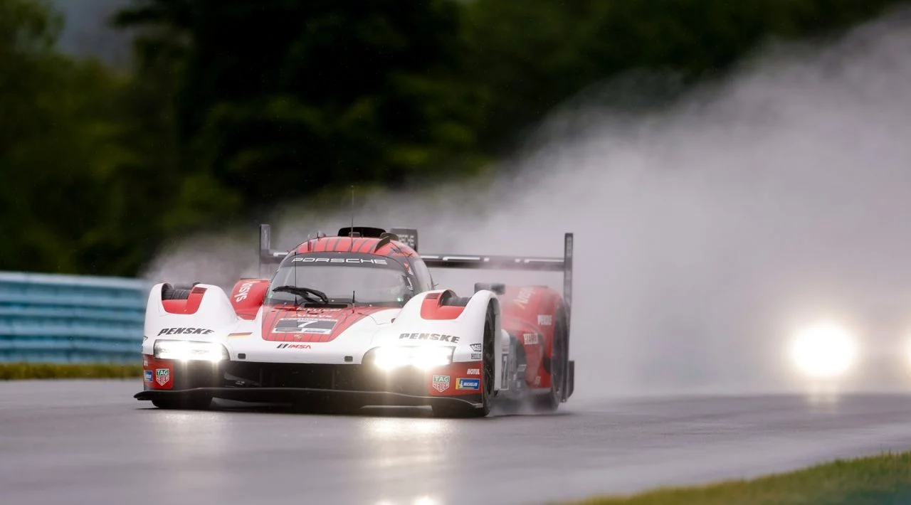 Vehículo de competición de Porsche en acción en Watkins Glen.