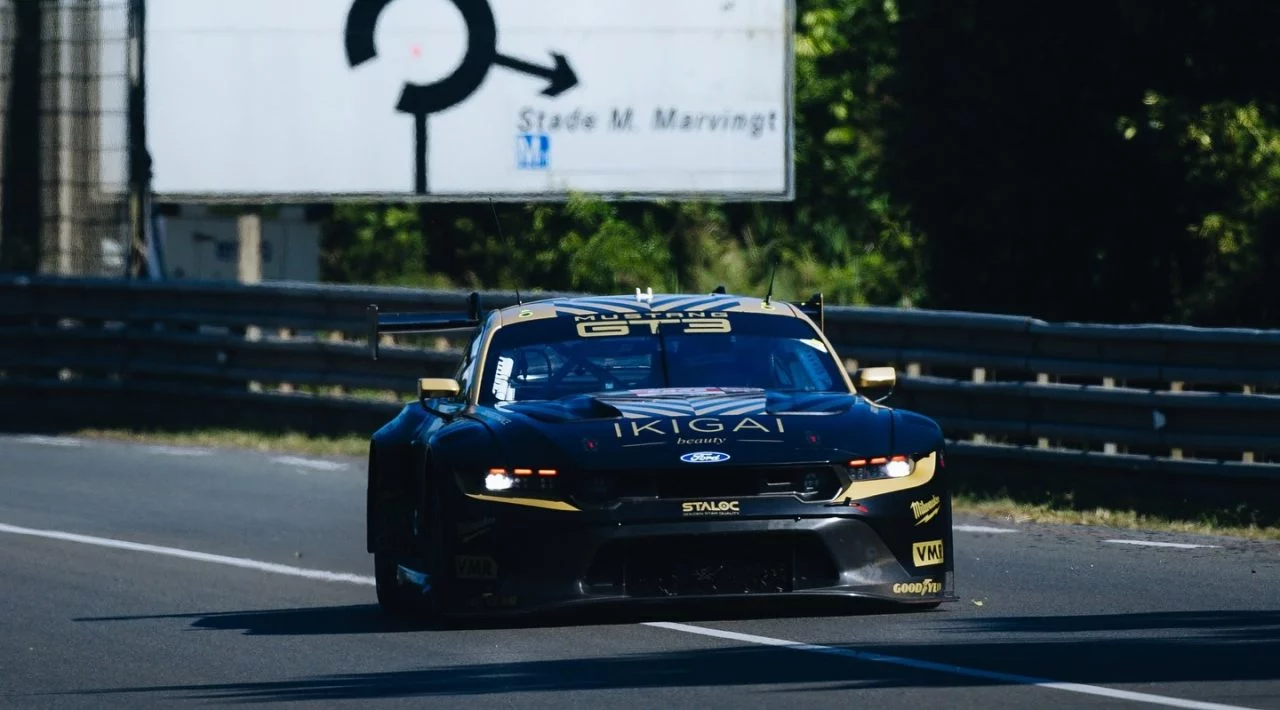 Vista dinámica del Mustang GT3 en competencia, imponente en su diseño y rendimiento.