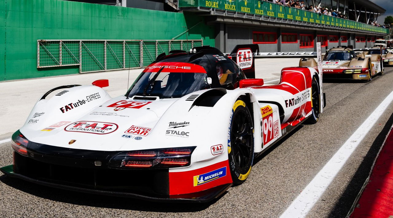 Vista lateral del Proton Competition Porsche 963 en el WEC