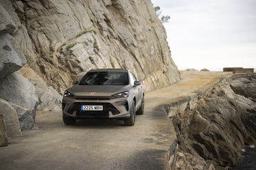 Vista dinámica del Cupra Formentor 2024 en carretera de montaña