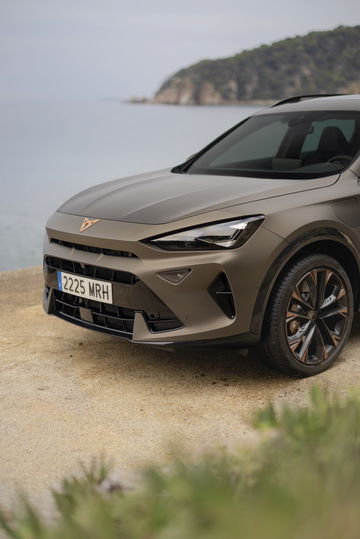 Vista dinámica del CUPRA Formentor 2024 destacando su diseño vanguardista