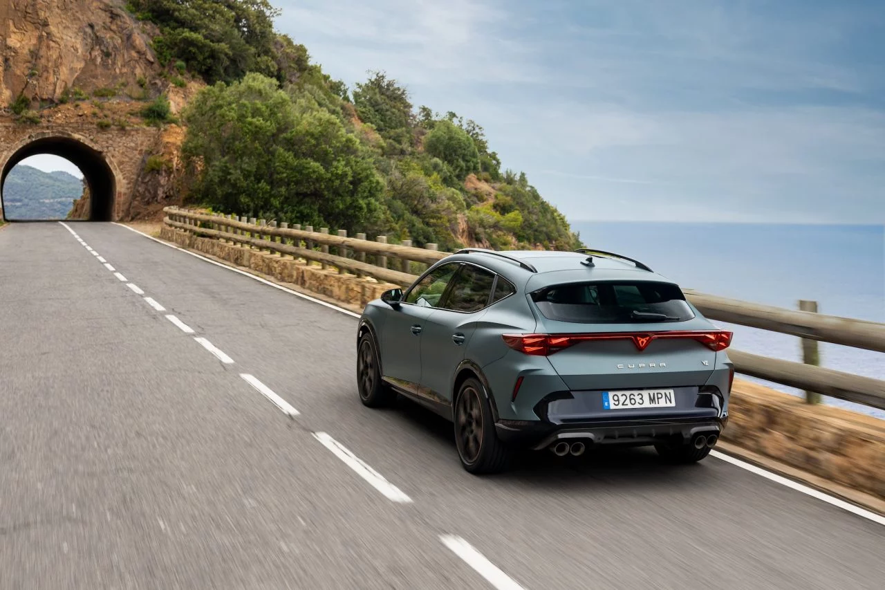 Vista dinámica del CUPRA Formentor 2024 en carretera