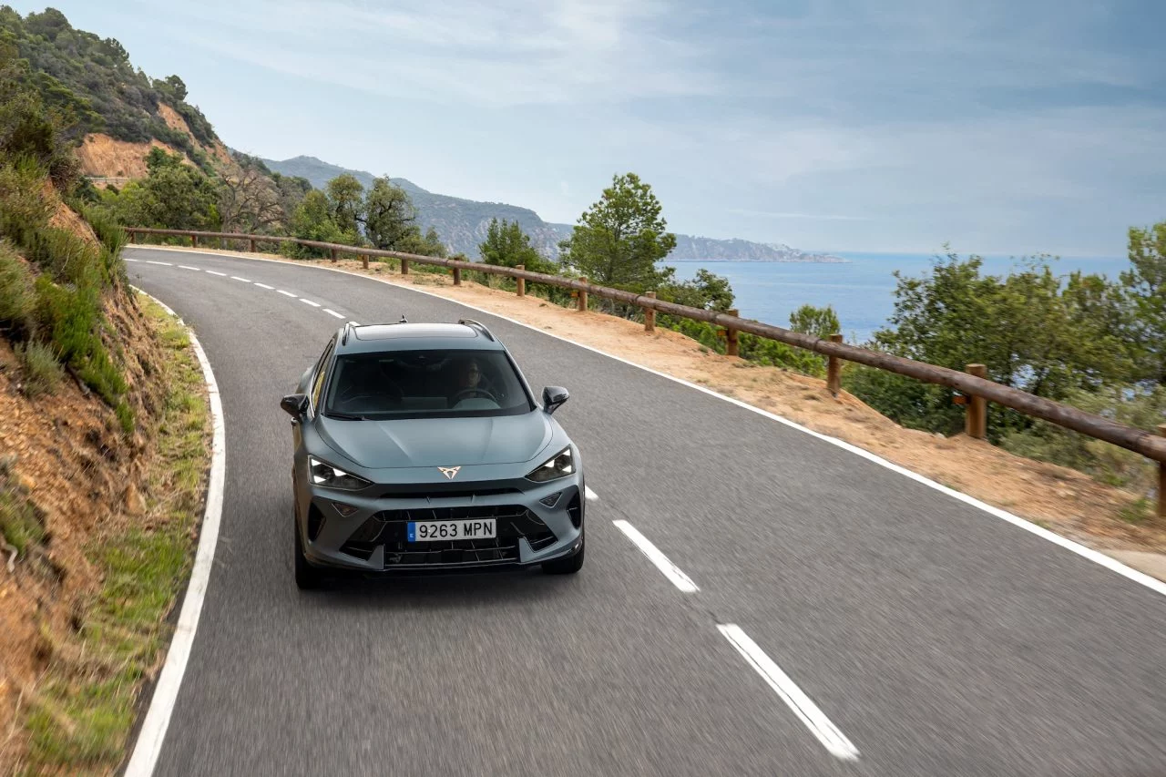 Vista dinámica del CUPRA Formentor 2024 en carretera