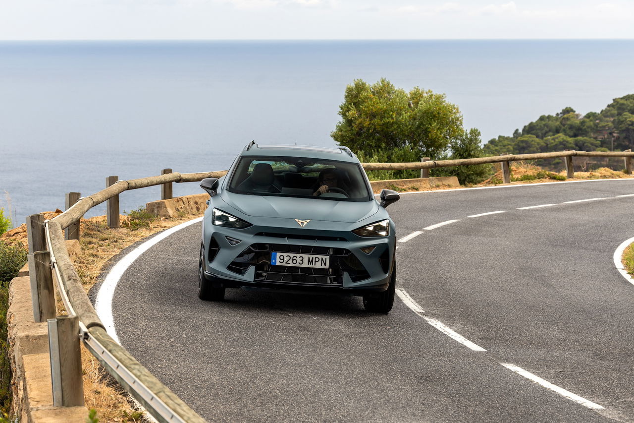 Vista dinámica del CUPRA Formentor 2024 en carretera