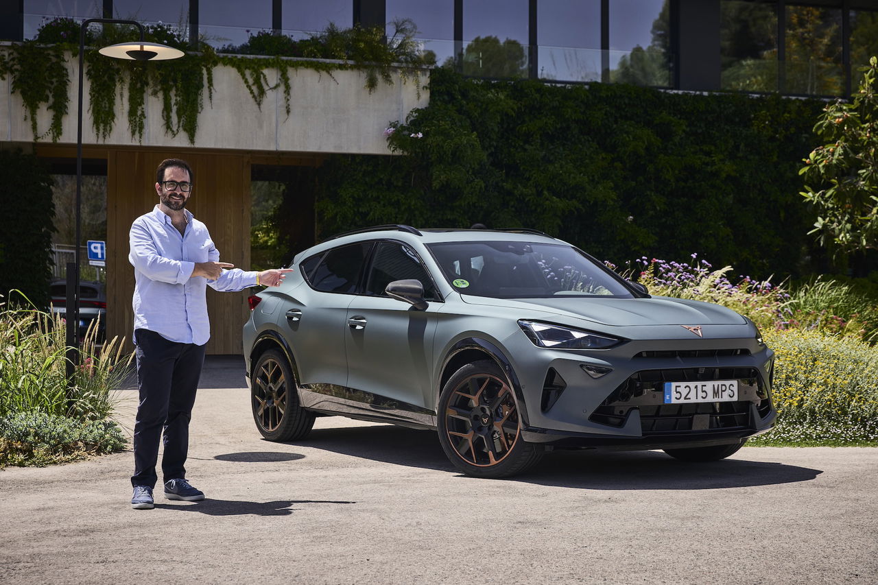 El CUPRA Formentor 2024 posa en una configuración lateral, mostrando su línea dinámica.