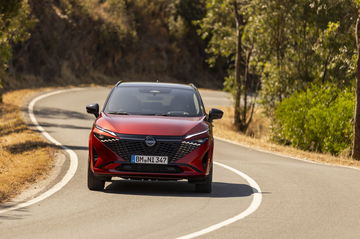 Vista dinámica del Nissan Qashqai 2024 en carretera abierta.