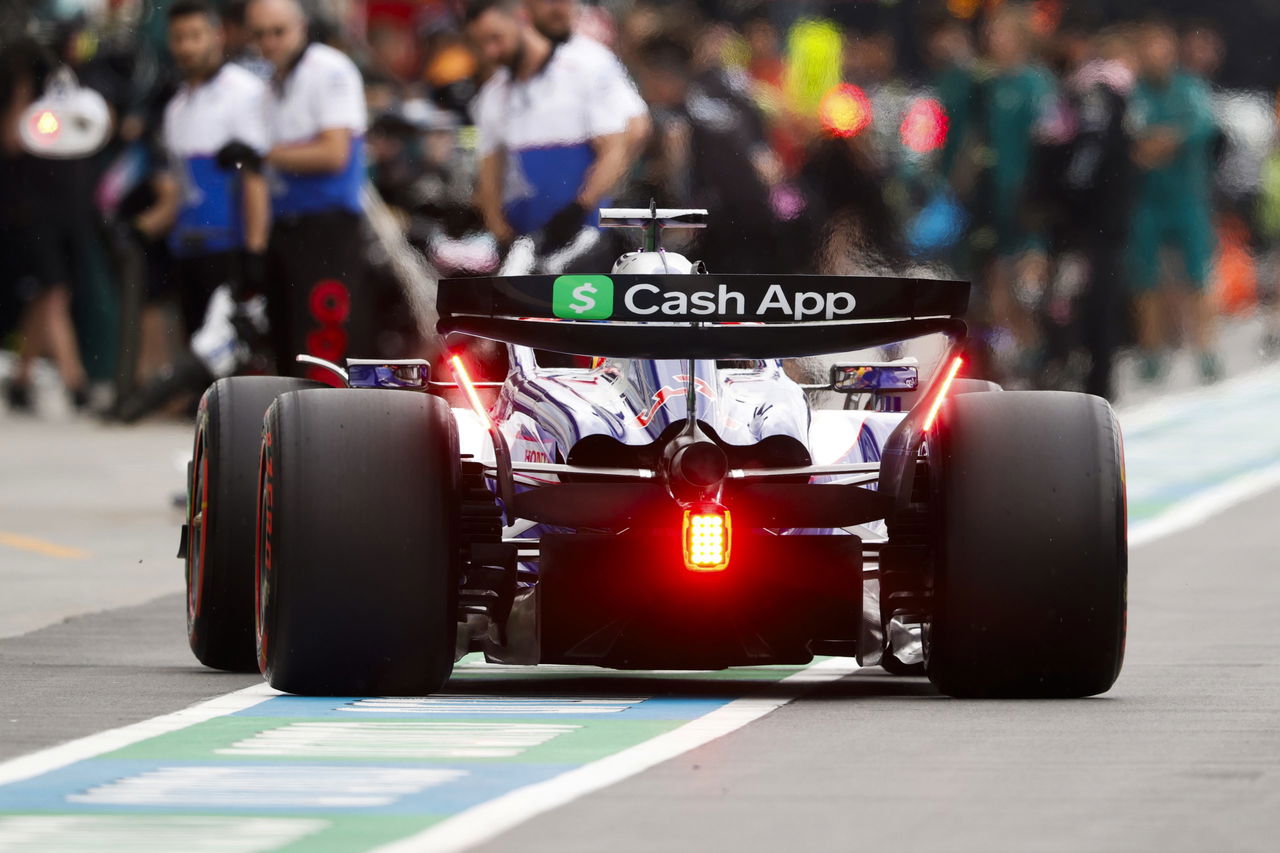 Monoplaza de Racing Bulls en pit lane, listo para salir a pista.