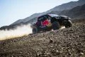 Vehículo de competición afrontando un exigente terreno en el Rally Dakar.