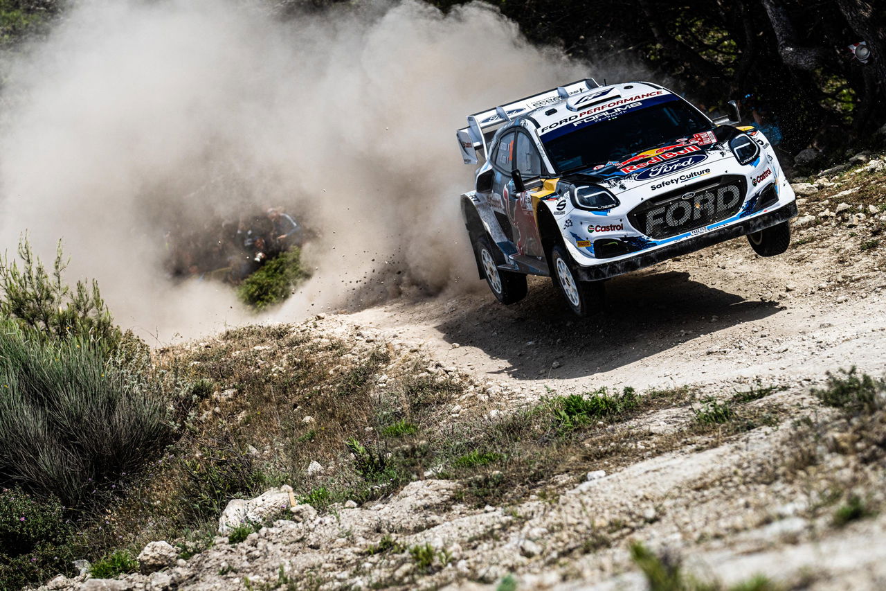 Ford Fiesta WRC deslizándose en una curva del Rally de Cerdeña.