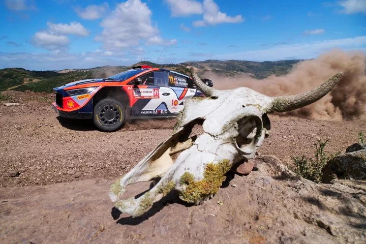 Fotografía dinámica del Hyundai i20 WRC en acción en Cerdeña