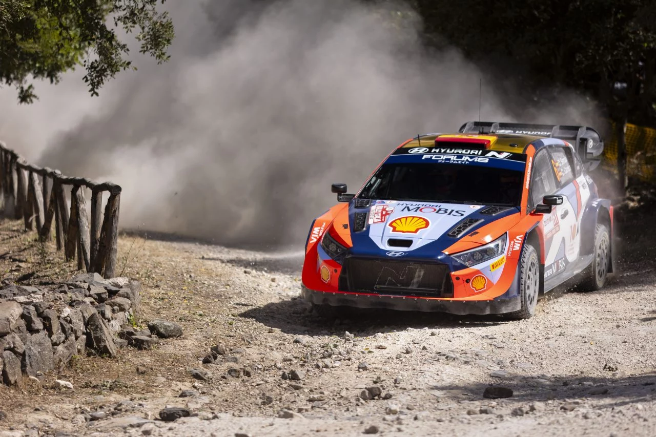 Hyundai i20 en acción durante el Rally de Italia, levantando polvo en una curva cerrada.