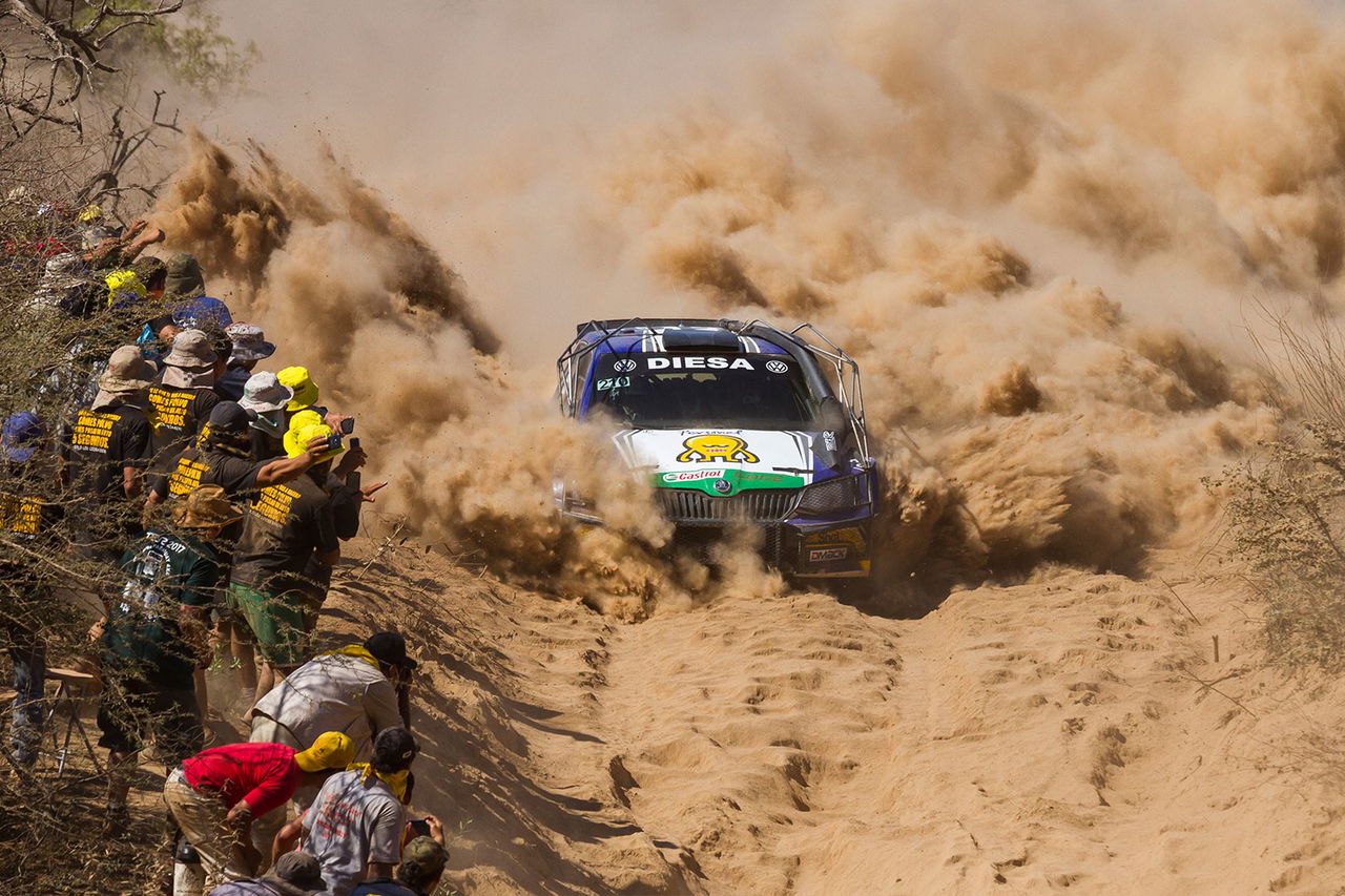 Un vehículo de rally demuestra su potencia en el desafiante terreno paraguayo.