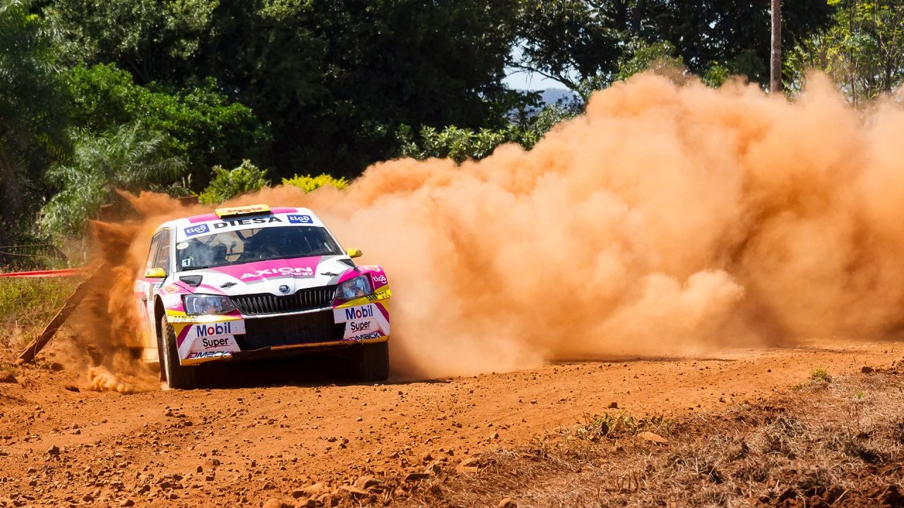 Vehículo en plena acción durante el desafío del rally en Paraguay, mostrando la destreza y potencia en terreno de tierra.