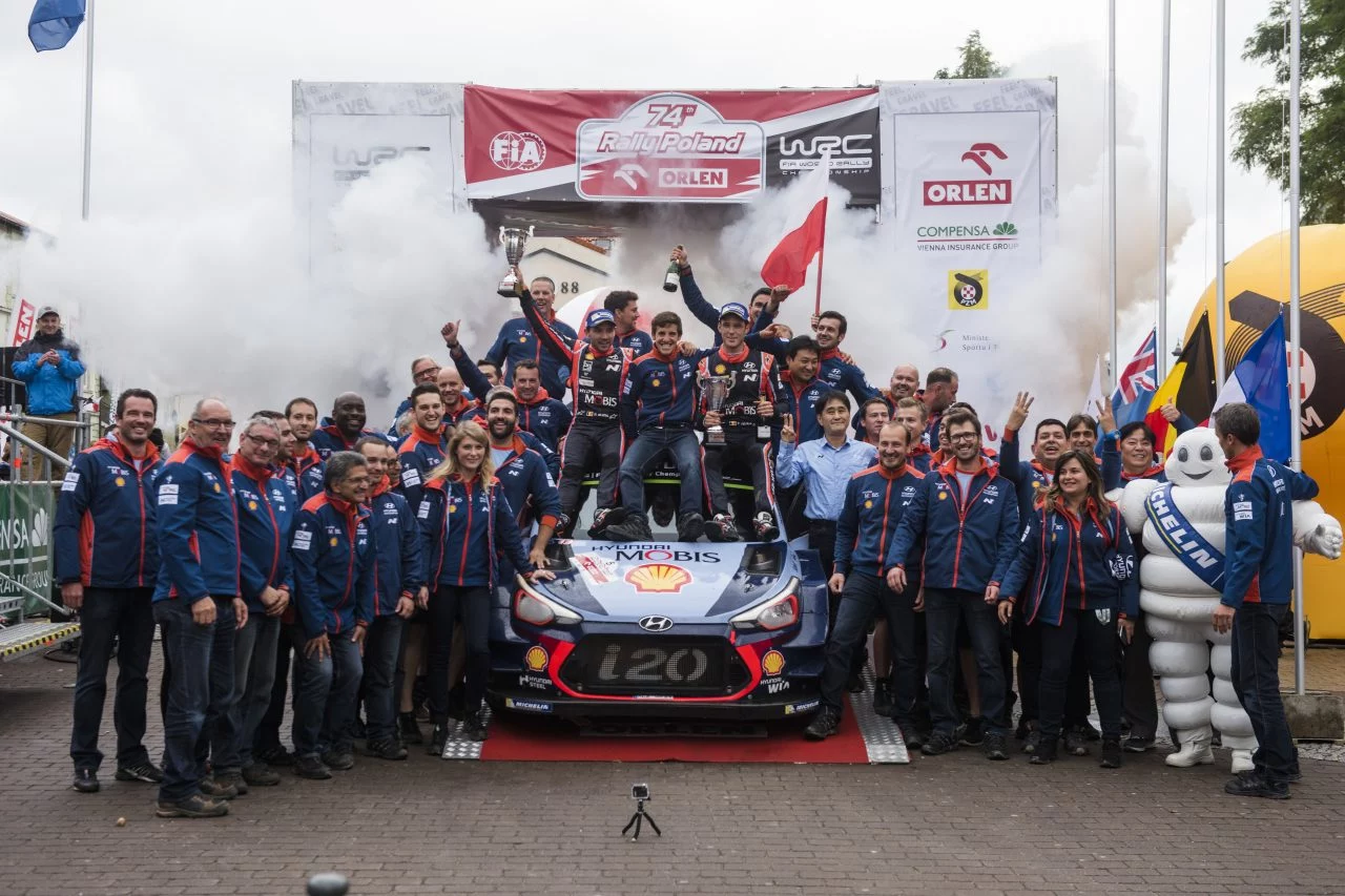 Celebración de victoria con equipo y coche en Rally Polonia 2024