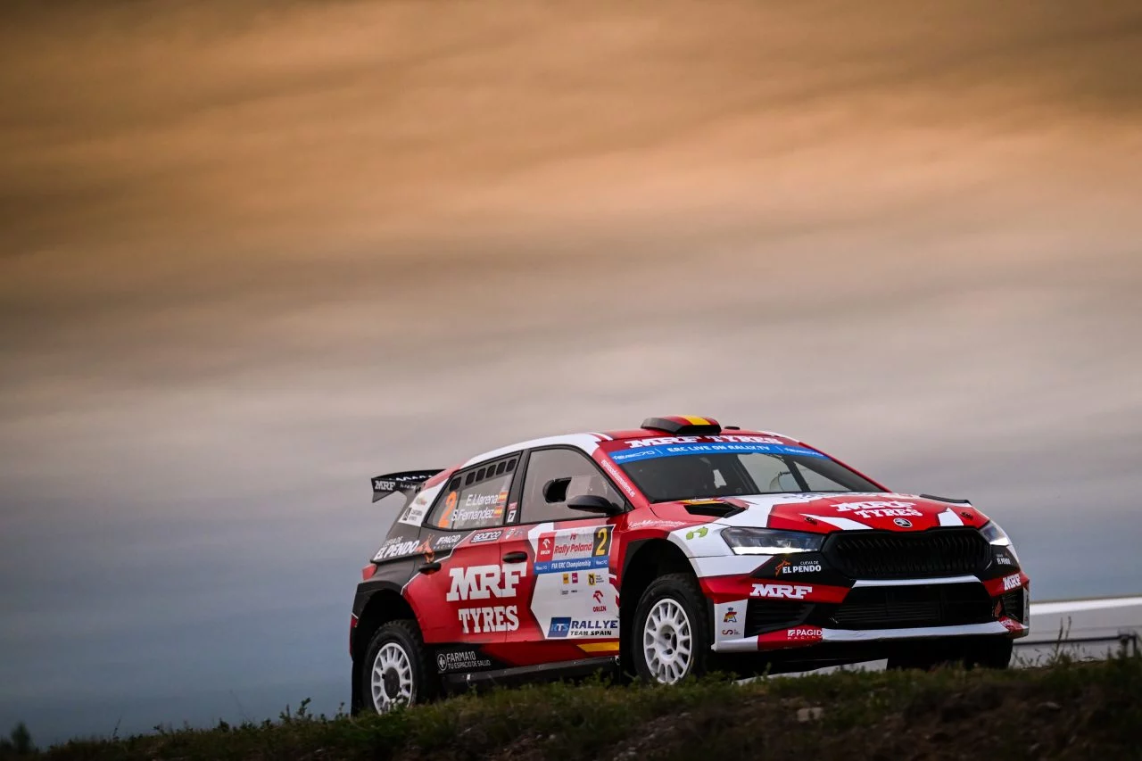 Vehículo de Skoda en acción durante el Rally de Polonia 2024, dinamismo y competición.