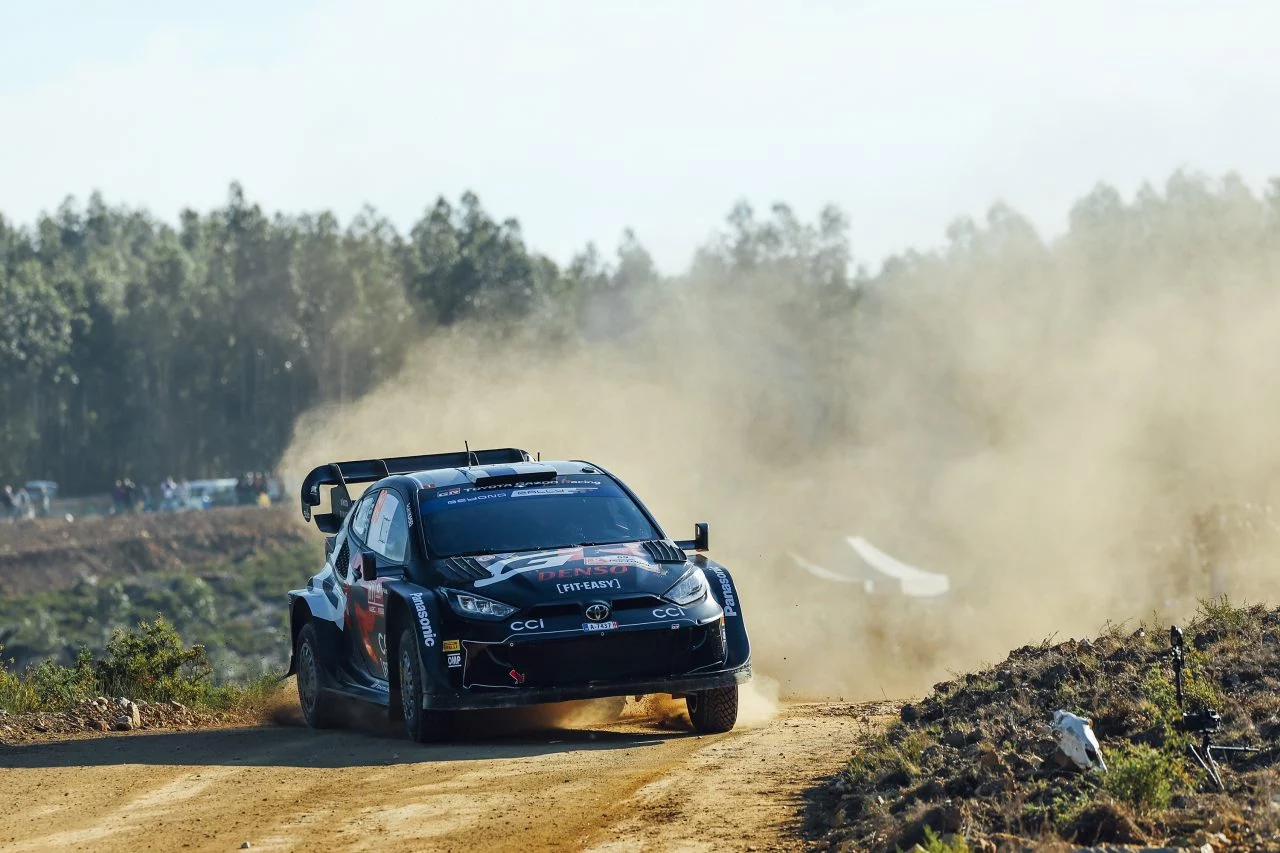 Competidor en pleno esfuerzo durante el Rally de Polonia 2024 levantando polvo.