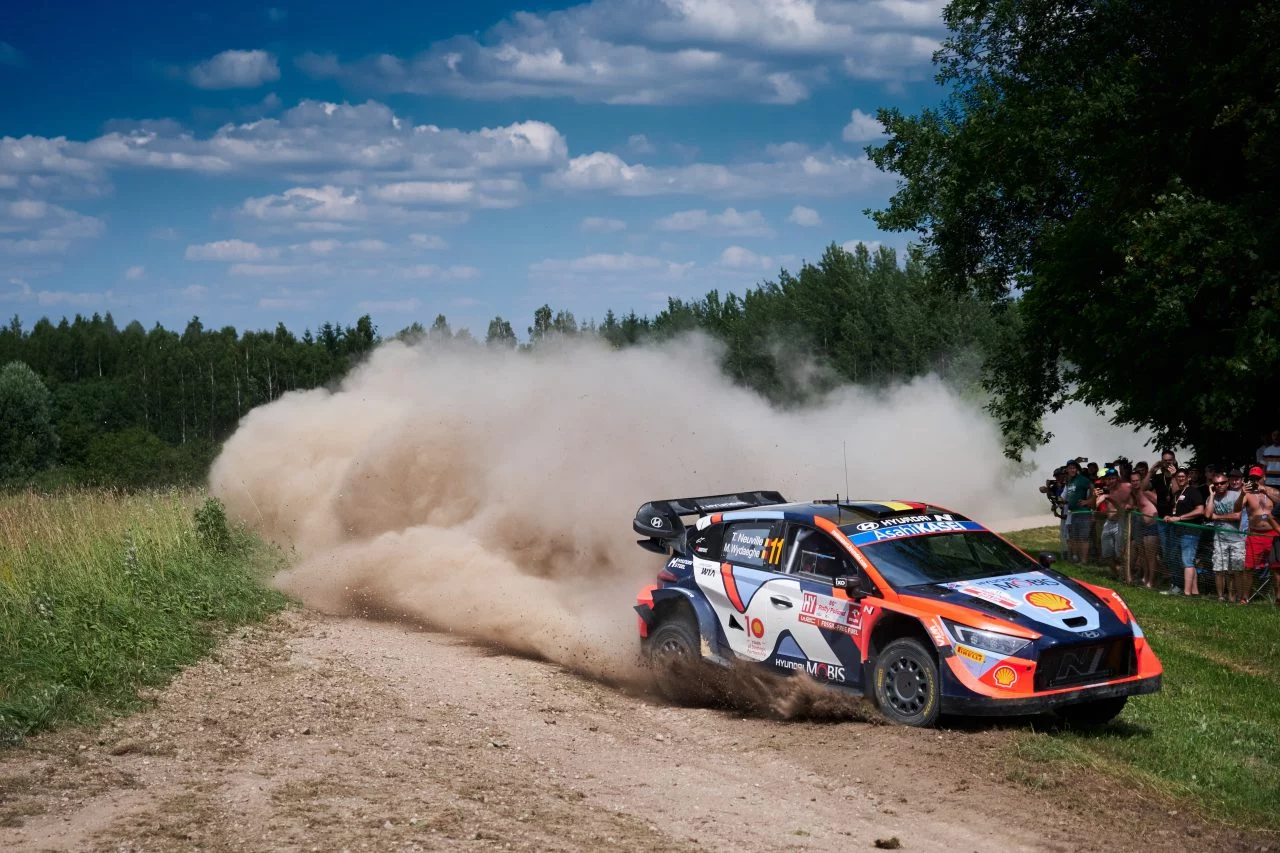 Competidor WRC toma curva con maestría entre aplausos en Rally Polonia