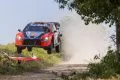 Vehículo Hyundai en acción, levantando polvo en el Rally de Polonia.