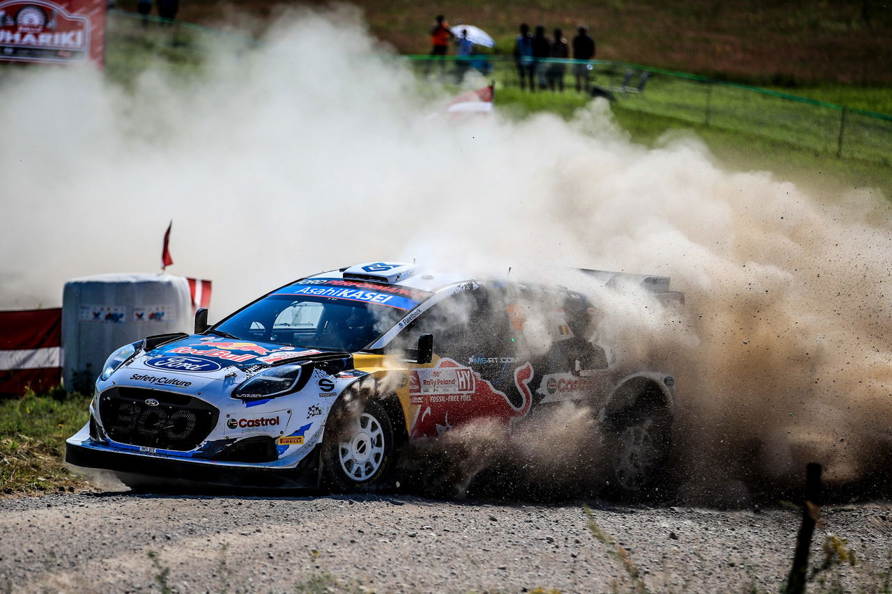 Andreas Mikkelsen desliza su Hyundai en el polvo del Rally de Polonia.