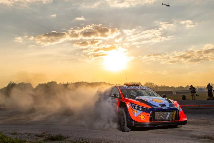 El Hyundai i20 Coupe WRC domina las pistas polacas bajo el sol crepuscular.