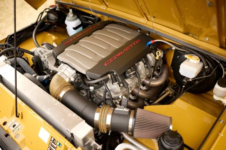 Vista superior del motor Corvette instalado en Land Rover tras restauración