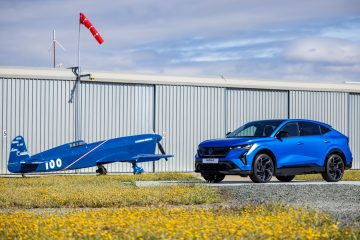 Vista lateral del SUV híbrido coupé Renault Rafale 2024 con diseño aerodinámico.