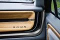 Acercamiento al impecable acabado y diseño del Rivian R1S.
