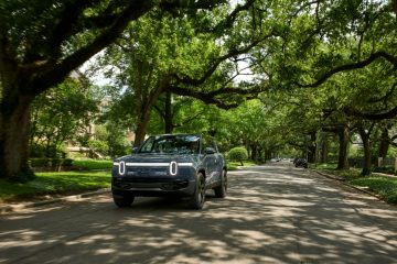 El Rivian R1S en su hábitat natural, combinando robustez y elegancia.