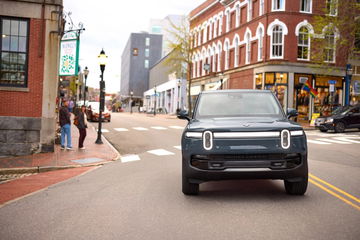 Rivian R1S en contexto urbano, mostrando su robustez y diseño vanguardista.