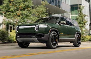 Vista elegante del Rivian R1S destacando su robustez y diseño moderno.