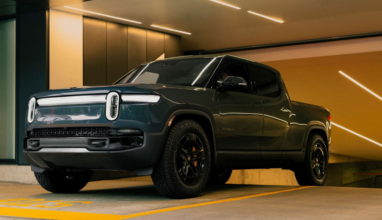 Vista lateral del Rivian R1T, pionero en pickups eléctricas.