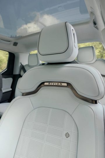 Acabados premium y diseño ergonómico en asientos Rivian R1T.