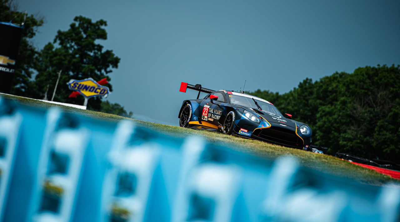 Imagen dinámica del Aston Martin Vantage GT3 en el circuito de Watkins Glen.