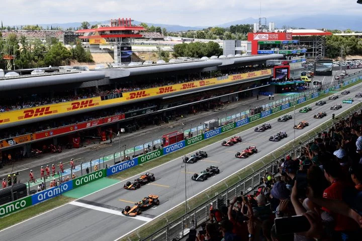 Vista dinámica del GP España 2024 en el icónico instante de salida.
