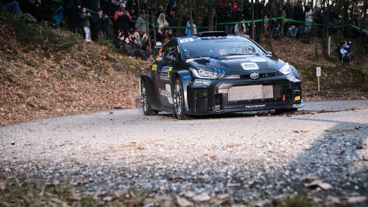 Sami Pajari al volante del Toyota GR Yaris Rally1 en competencia.