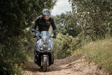 Muestra una scooter de 125 cc con el nuevo pack Extreme en un entorno off-road.