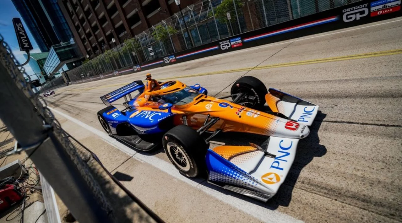 Scott Dixon domina la pista en su Chip Ganassi Honda en Detroit.