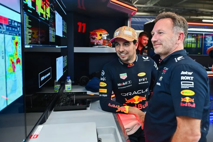 Sergio Pérez junto a Christian Horner en el paddock de Red Bull Racing.