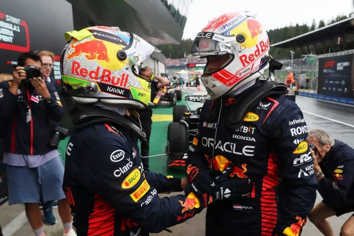 Dos pilotos de Red Bull se felicitan en el paddock, consolidando su compañerismo.