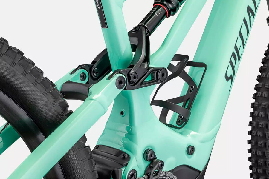 Ebike de montaña Specialized Turbo Levo, destacando su diseño y componentes.